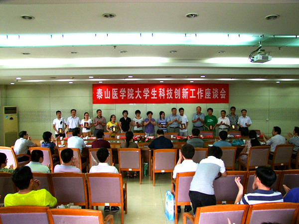 [titlepic]我校召开大学生科技创新工作座谈会